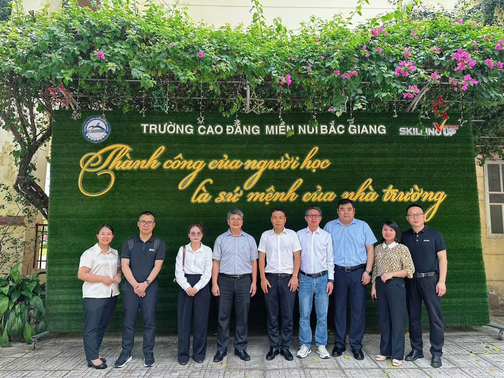 国产精品扒开腿做爽爽爽日本无码