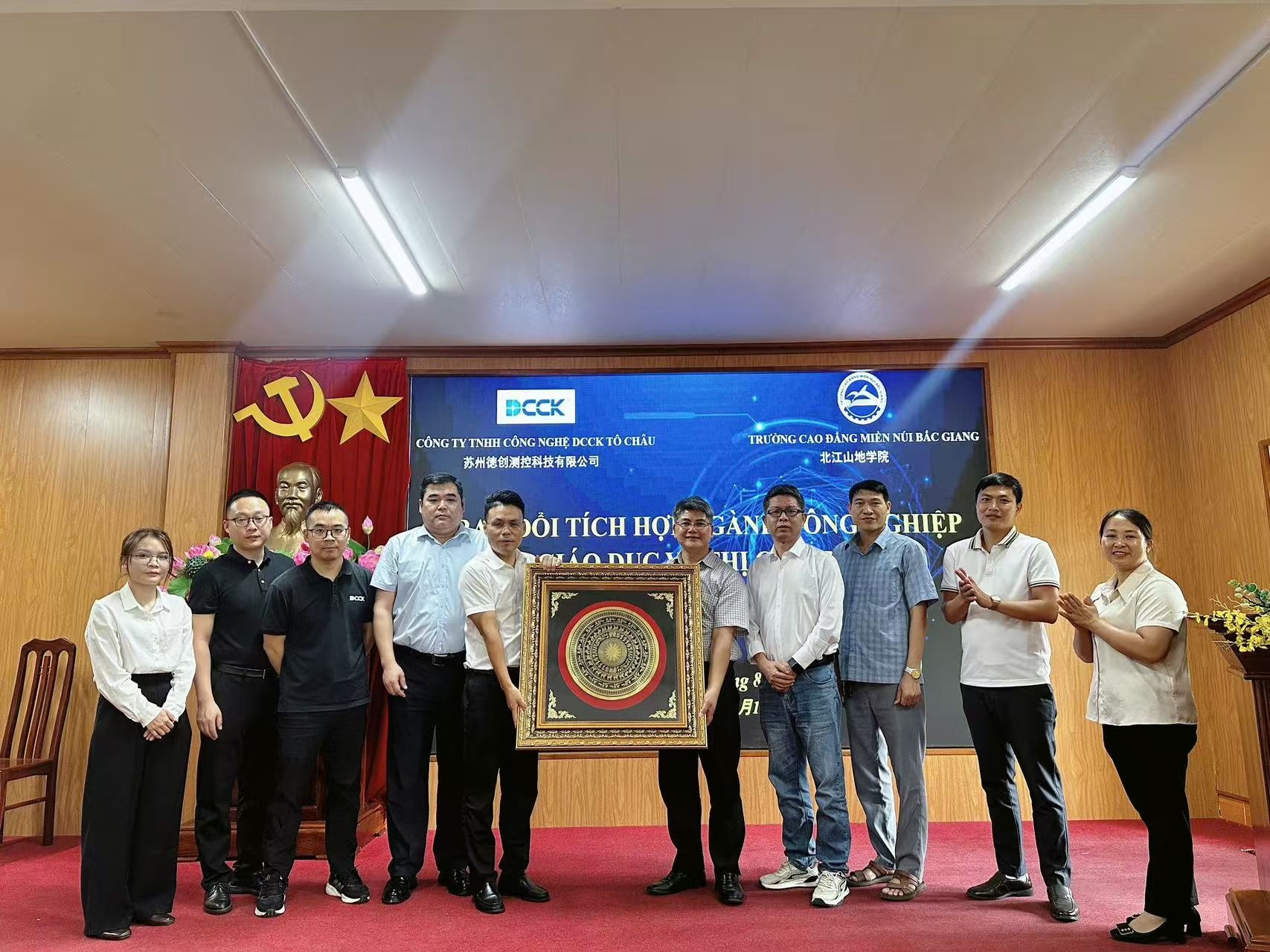 国产精品扒开腿做爽爽爽日本无码