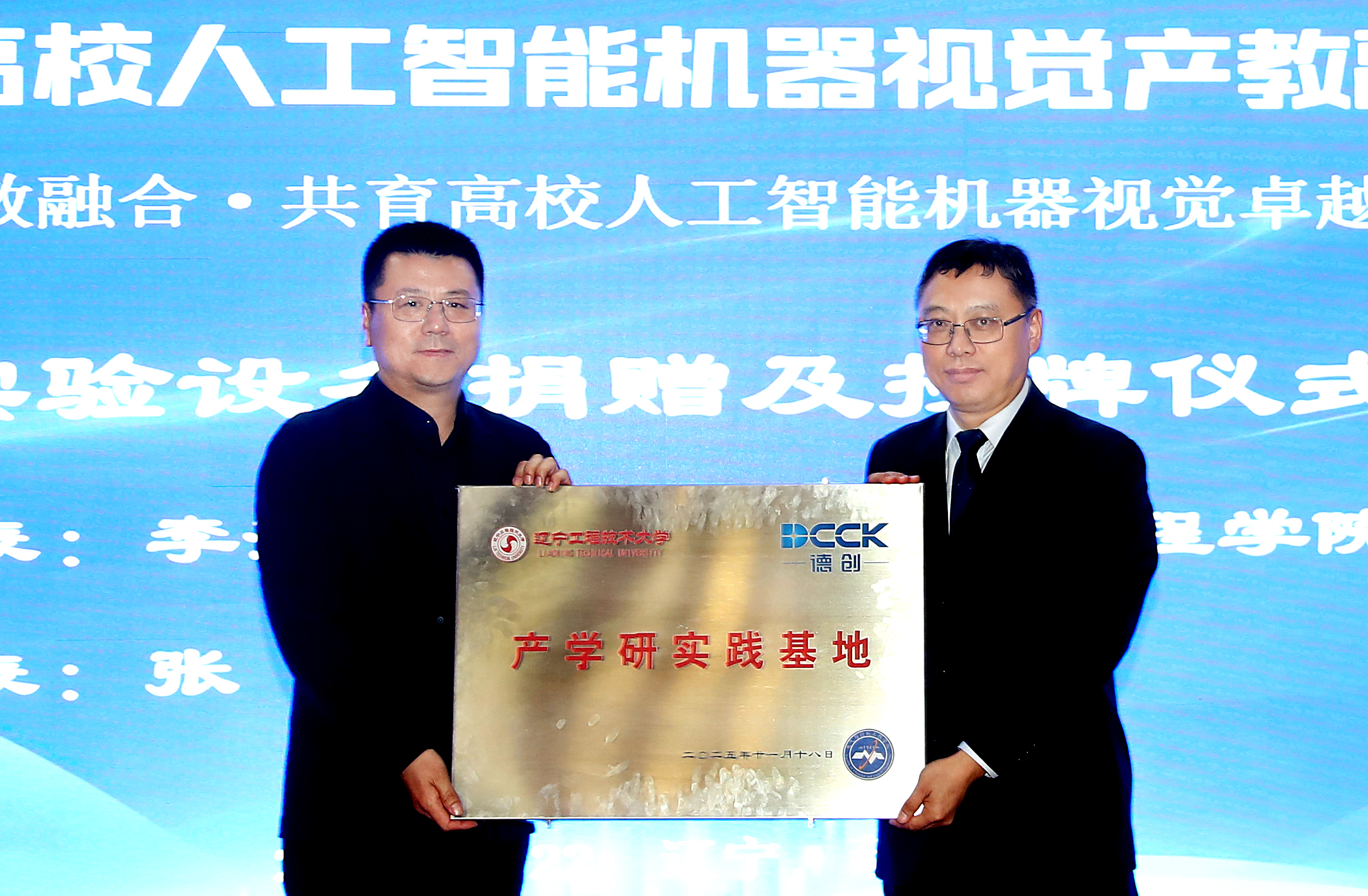 国产精品扒开腿做爽爽爽日本无码