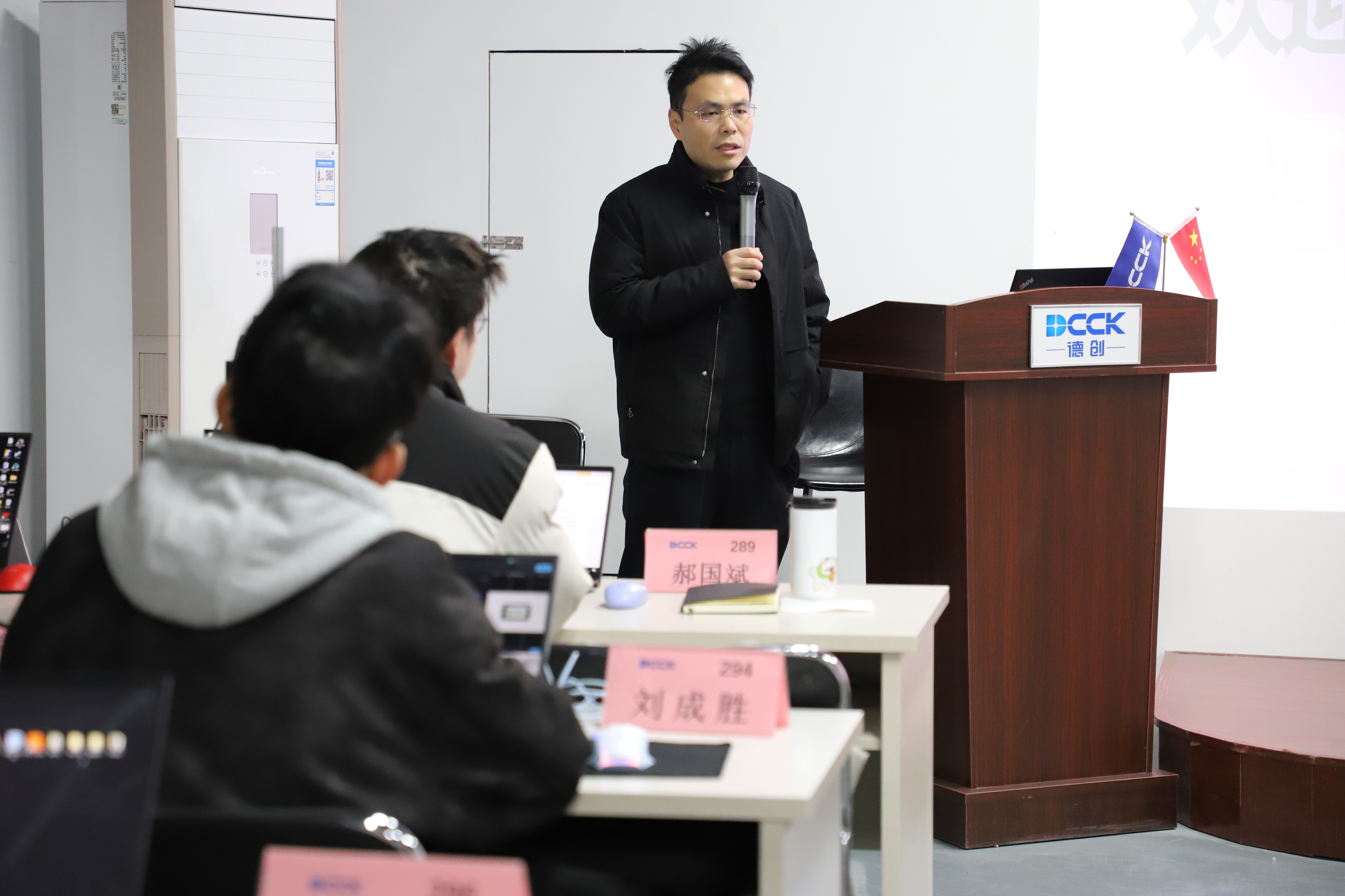 国产精品扒开腿做爽爽爽日本无码