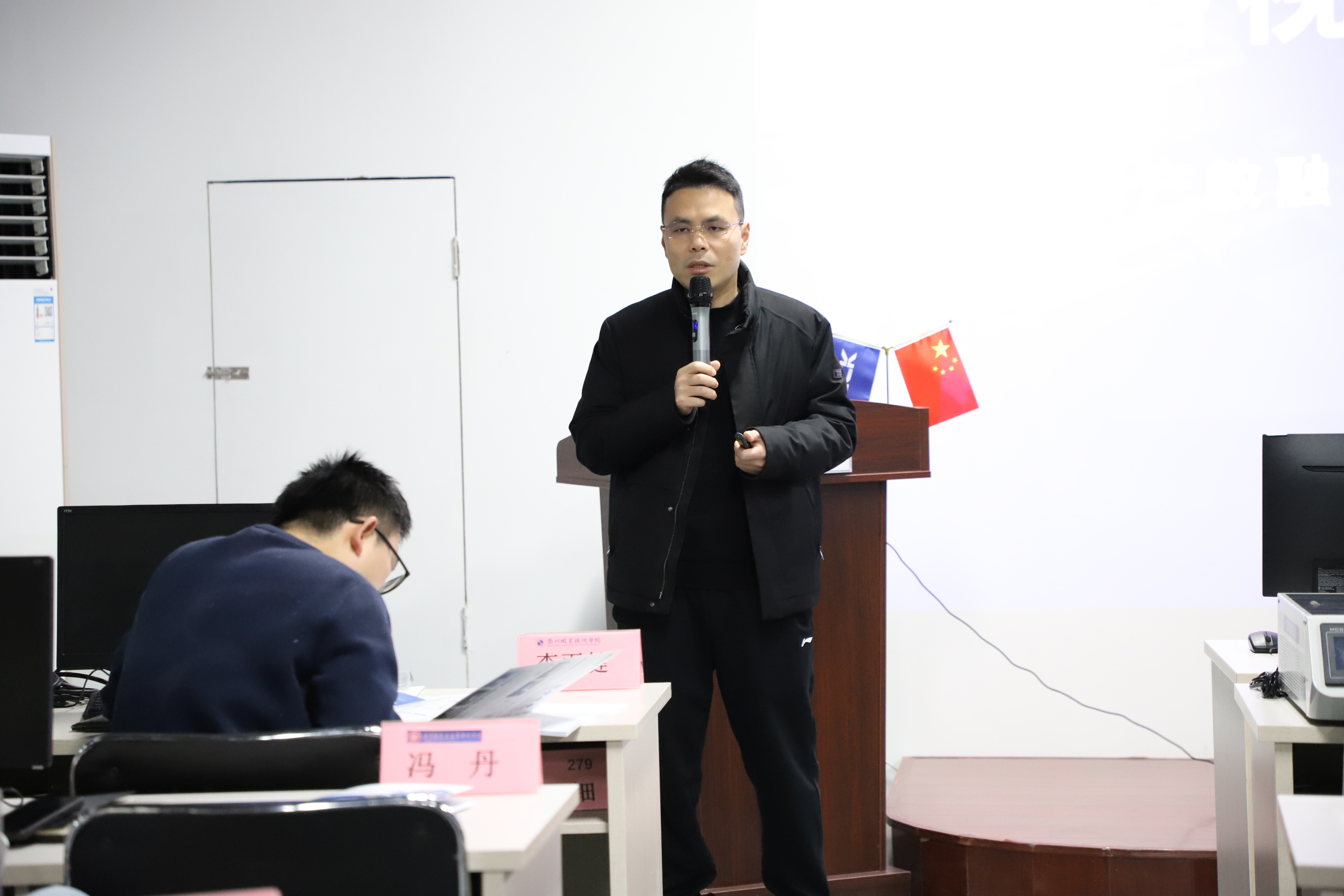 国产精品扒开腿做爽爽爽日本无码